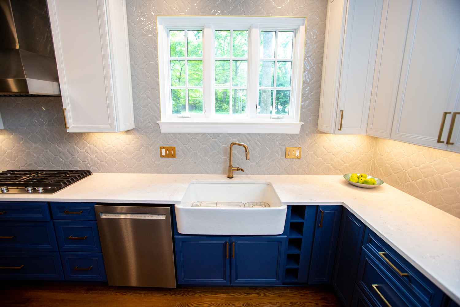 quartz-countertops-farmhouse-sink-blue-cabinetry-falls-church-va