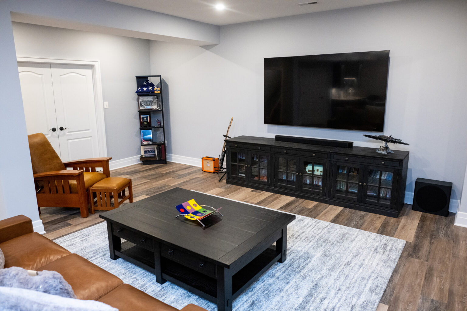 A living room with a tv and couches.