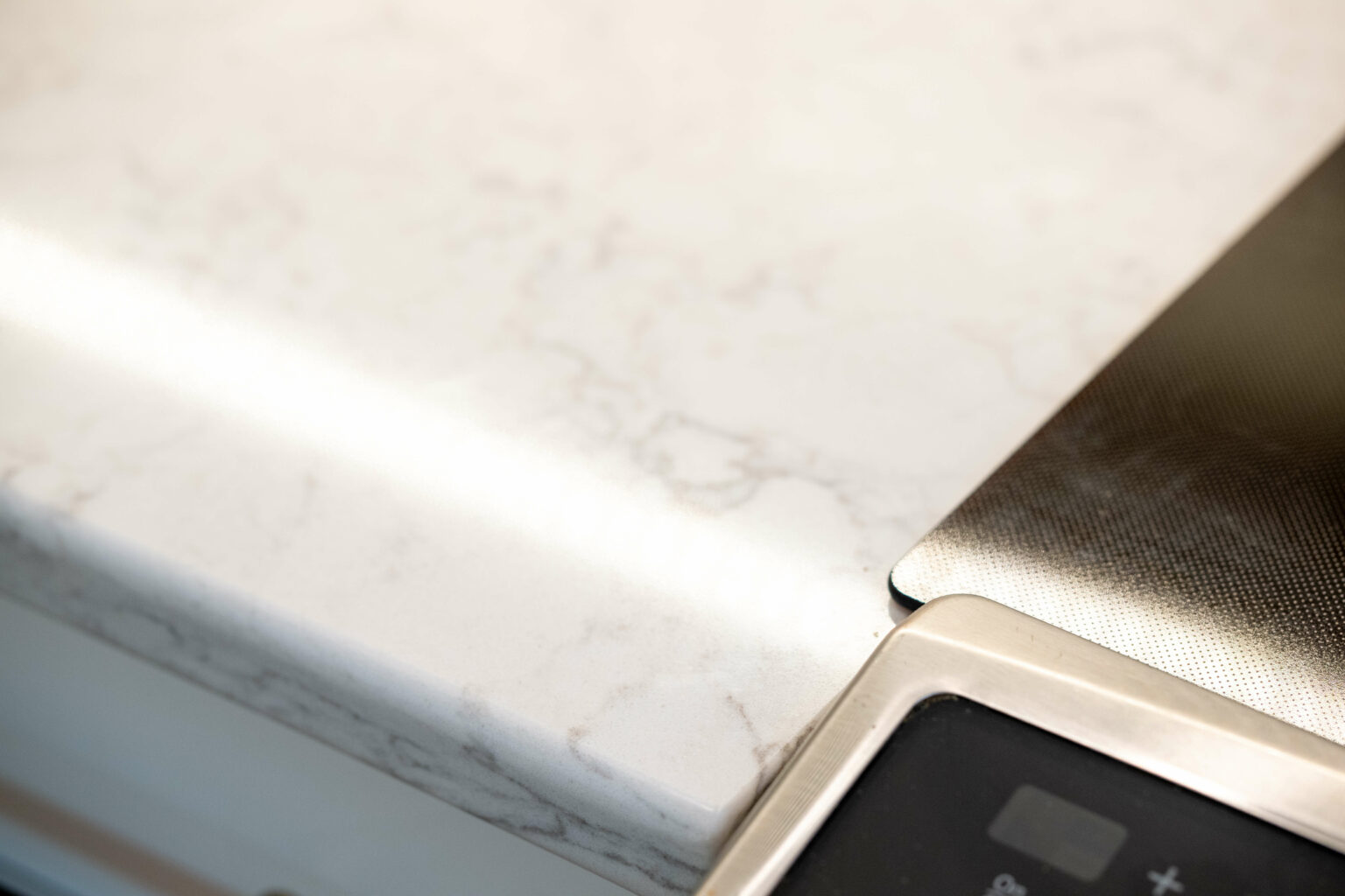 Fairfax Station Kitchen (4) close up of the coutertop meeting flush with the cooktop oven.